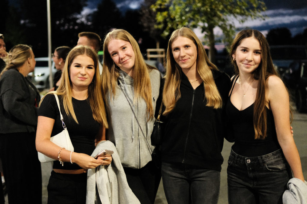 Feuerwehr Zettling bei der 90er-Party 2025 – Gäste, Musik von Robert Eberhardt, Bar, Tombola und ausgelassene Stimmung beim Festgelände in Premstätten