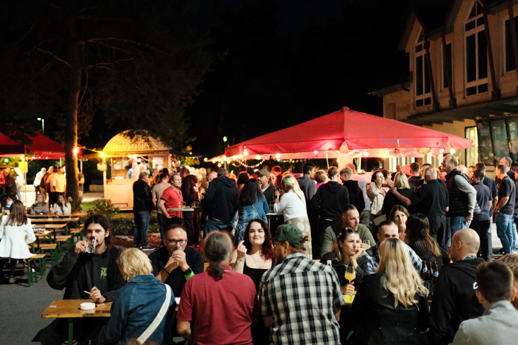 Feuerwehr Zettling bei der 90er-Party 2025 – Gäste, Musik von Robert Eberhardt, Bar, Tombola und ausgelassene Stimmung beim Festgelände in Premstätten