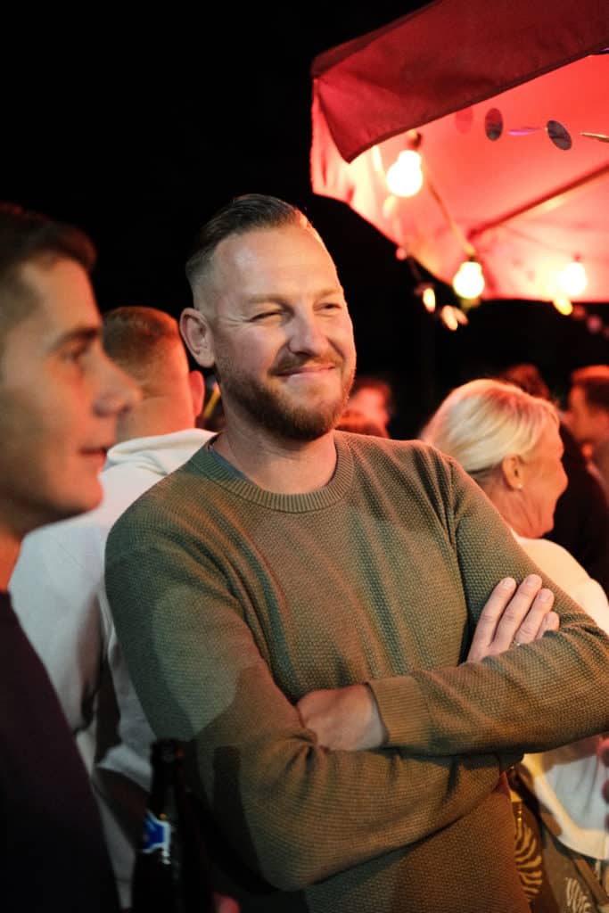 Feuerwehr Zettling bei der 90er-Party 2025 – Gäste, Musik von Robert Eberhardt, Bar, Tombola und ausgelassene Stimmung beim Festgelände in Premstätten