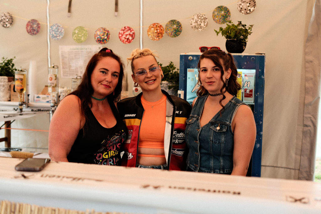 Feuerwehr Zettling bei der 90er-Party 2025 – Gäste, Musik von Robert Eberhardt, Bar, Tombola und ausgelassene Stimmung beim Festgelände in Premstätten