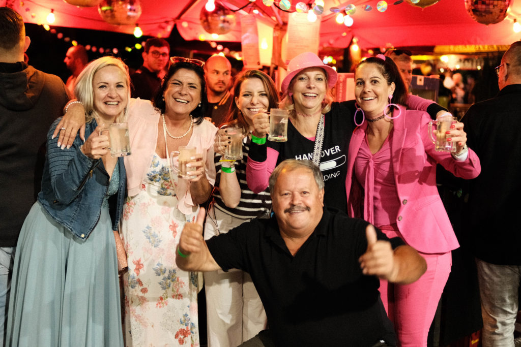 Feuerwehr Zettling bei der 90er-Party 2025 – Gäste, Musik von Robert Eberhardt, Bar, Tombola und ausgelassene Stimmung beim Festgelände in Premstätten