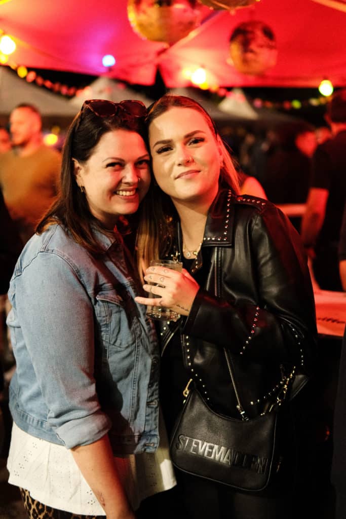 Feuerwehr Zettling bei der 90er-Party 2025 – Gäste, Musik von Robert Eberhardt, Bar, Tombola und ausgelassene Stimmung beim Festgelände in Premstätten