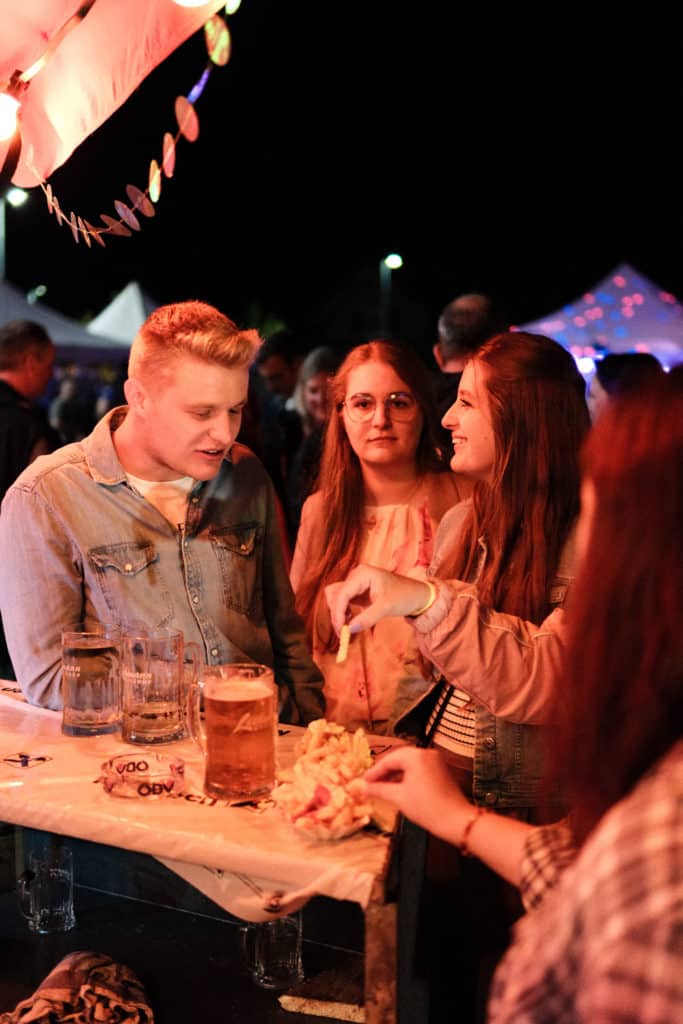 Feuerwehr Zettling bei der 90er-Party 2025 – Gäste, Musik von Robert Eberhardt, Bar, Tombola und ausgelassene Stimmung beim Festgelände in Premstätten