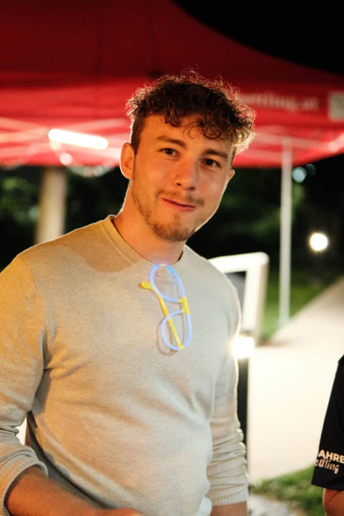 Feuerwehr Zettling bei der 90er-Party 2025 – Gäste, Musik von Robert Eberhardt, Bar, Tombola und ausgelassene Stimmung beim Festgelände in Premstätten