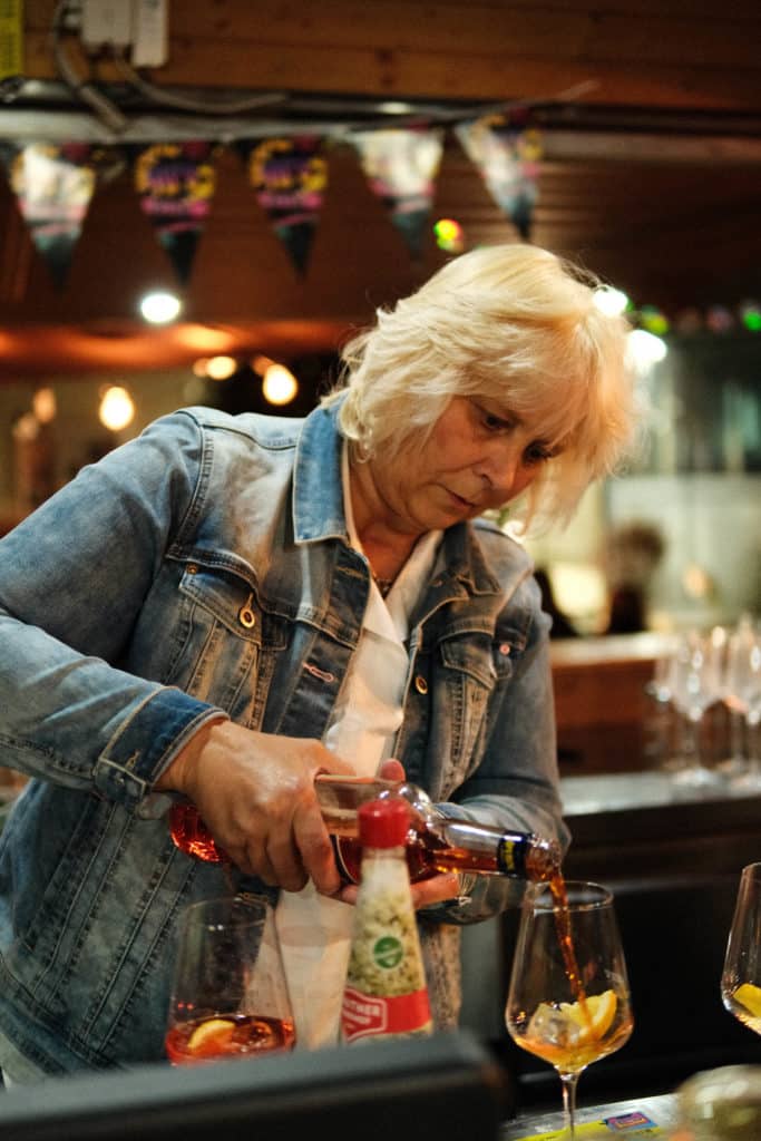 Feuerwehr Zettling bei der 90er-Party 2025 – Gäste, Musik von Robert Eberhardt, Bar, Tombola und ausgelassene Stimmung beim Festgelände in Premstätten