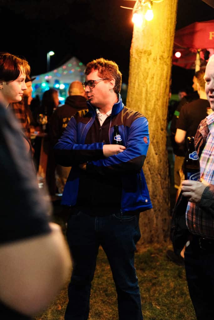 Feuerwehr Zettling bei der 90er-Party 2025 – Gäste, Musik von Robert Eberhardt, Bar, Tombola und ausgelassene Stimmung beim Festgelände in Premstätten