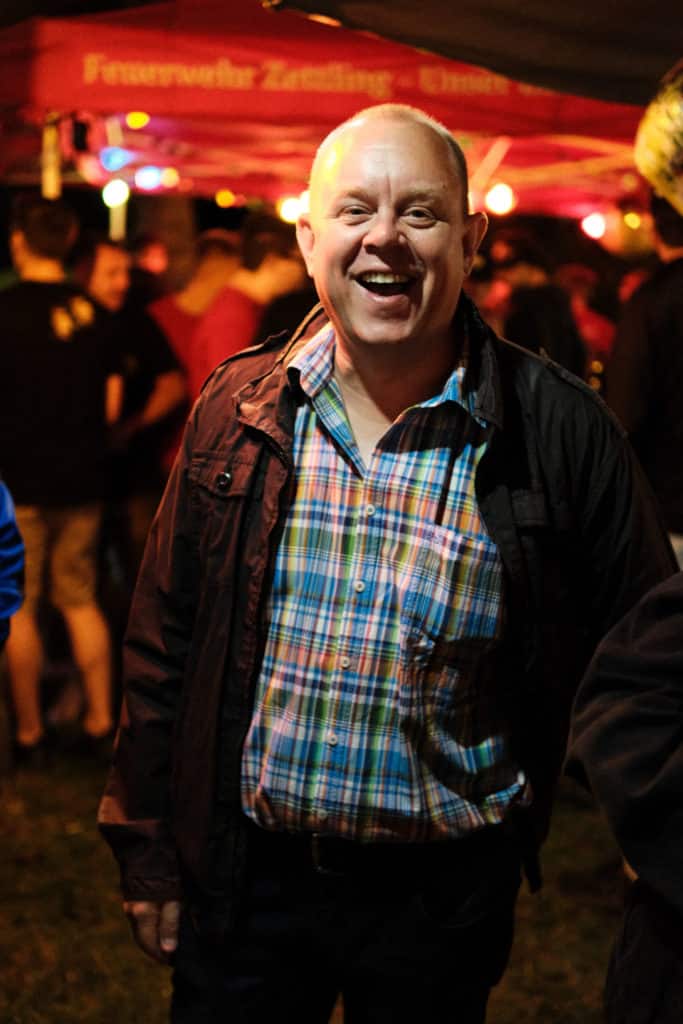 Feuerwehr Zettling bei der 90er-Party 2025 – Gäste, Musik von Robert Eberhardt, Bar, Tombola und ausgelassene Stimmung beim Festgelände in Premstätten