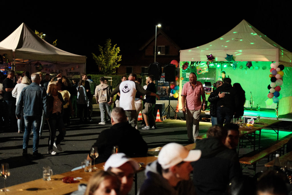 Feuerwehr Zettling bei der 90er-Party 2025 – Gäste, Musik von Robert Eberhardt, Bar, Tombola und ausgelassene Stimmung beim Festgelände in Premstätten