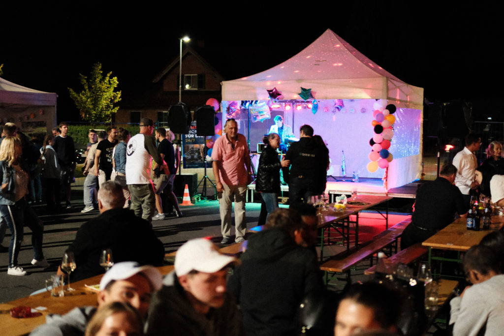 Feuerwehr Zettling bei der 90er-Party 2025 – Gäste, Musik von Robert Eberhardt, Bar, Tombola und ausgelassene Stimmung beim Festgelände in Premstätten