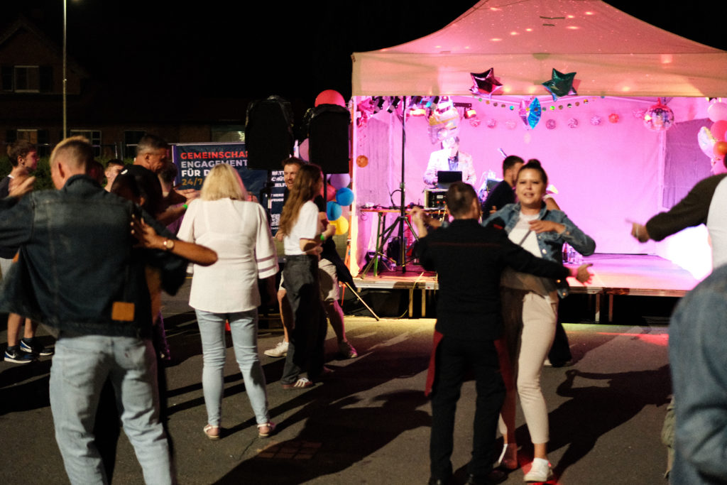 Feuerwehr Zettling bei der 90er-Party 2025 – Gäste, Musik von Robert Eberhardt, Bar, Tombola und ausgelassene Stimmung beim Festgelände in Premstätten