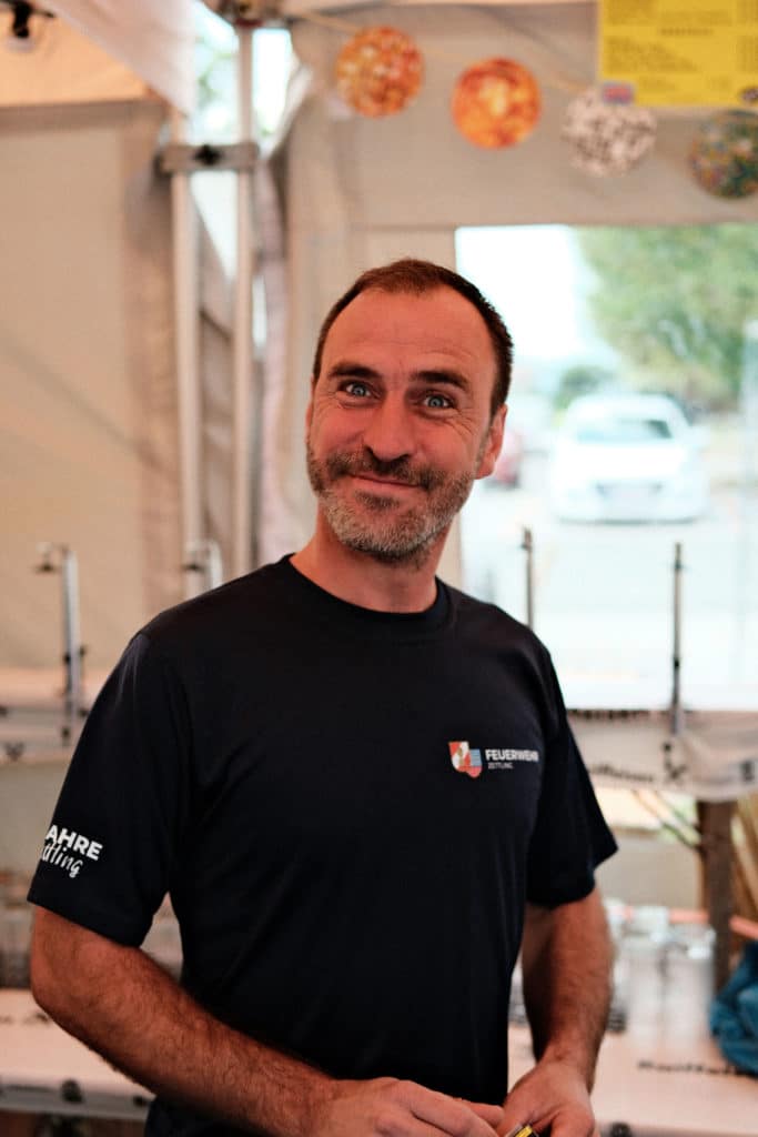 Feuerwehr Zettling bei der 90er-Party 2025 – Gäste, Musik von Robert Eberhardt, Bar, Tombola und ausgelassene Stimmung beim Festgelände in Premstätten