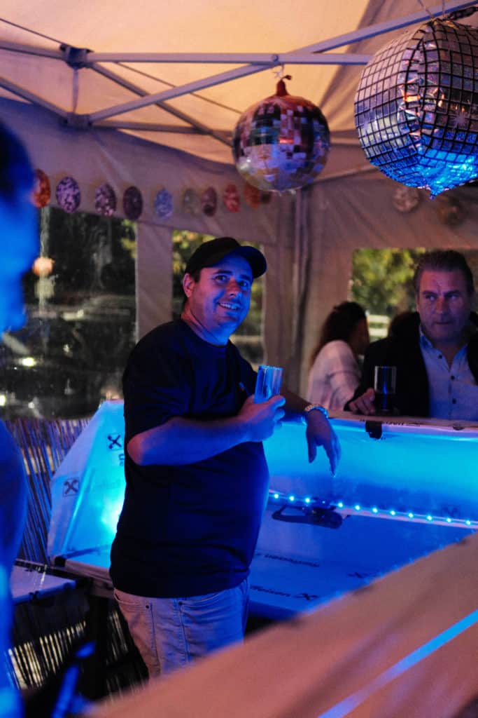 Feuerwehr Zettling bei der 90er-Party 2025 – Gäste, Musik von Robert Eberhardt, Bar, Tombola und ausgelassene Stimmung beim Festgelände in Premstätten