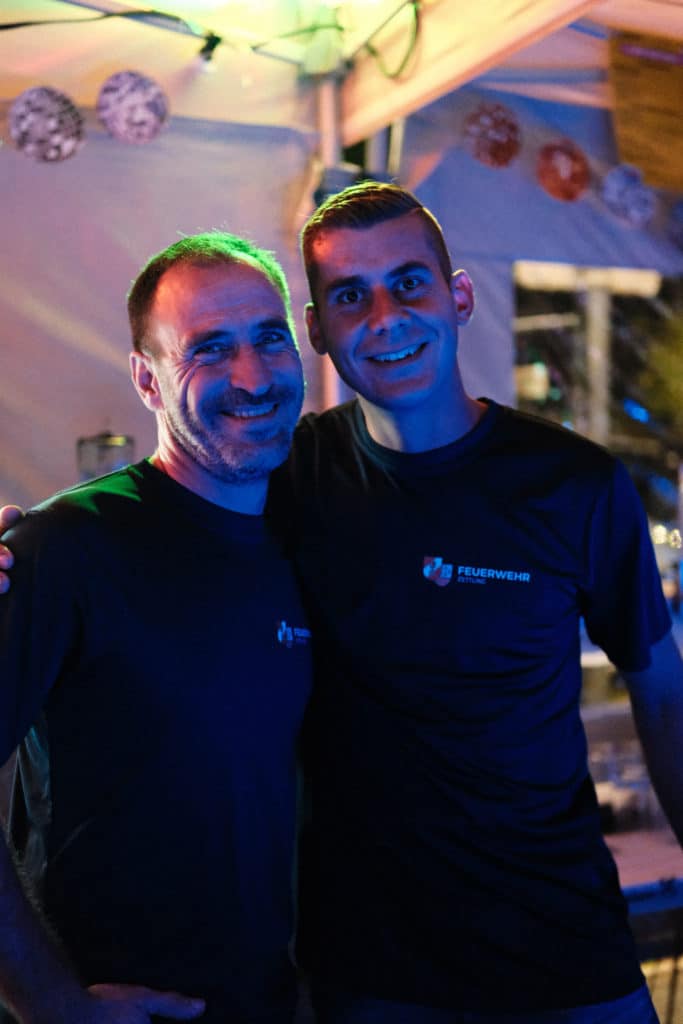 Feuerwehr Zettling bei der 90er-Party 2025 – Gäste, Musik von Robert Eberhardt, Bar, Tombola und ausgelassene Stimmung beim Festgelände in Premstätten
