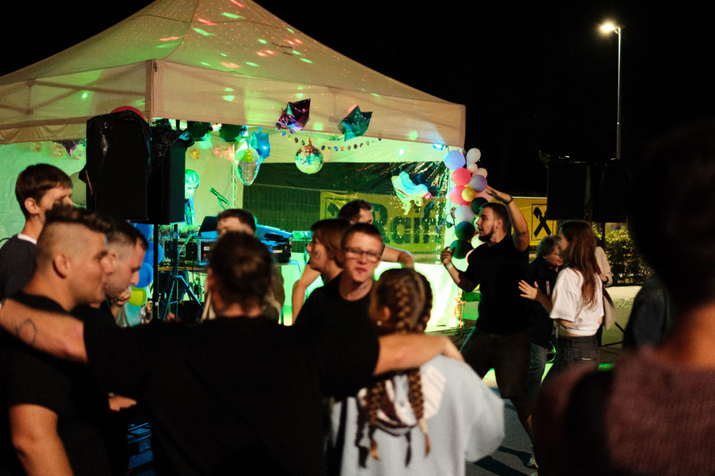 Feuerwehr Zettling bei der 90er-Party 2025 – Gäste, Musik von Robert Eberhardt, Bar, Tombola und ausgelassene Stimmung beim Festgelände in Premstätten