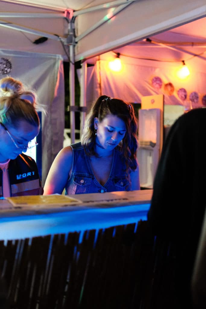 Feuerwehr Zettling bei der 90er-Party 2025 – Gäste, Musik von Robert Eberhardt, Bar, Tombola und ausgelassene Stimmung beim Festgelände in Premstätten