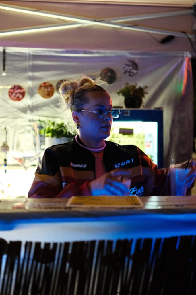 Feuerwehr Zettling bei der 90er-Party 2025 – Gäste, Musik von Robert Eberhardt, Bar, Tombola und ausgelassene Stimmung beim Festgelände in Premstätten