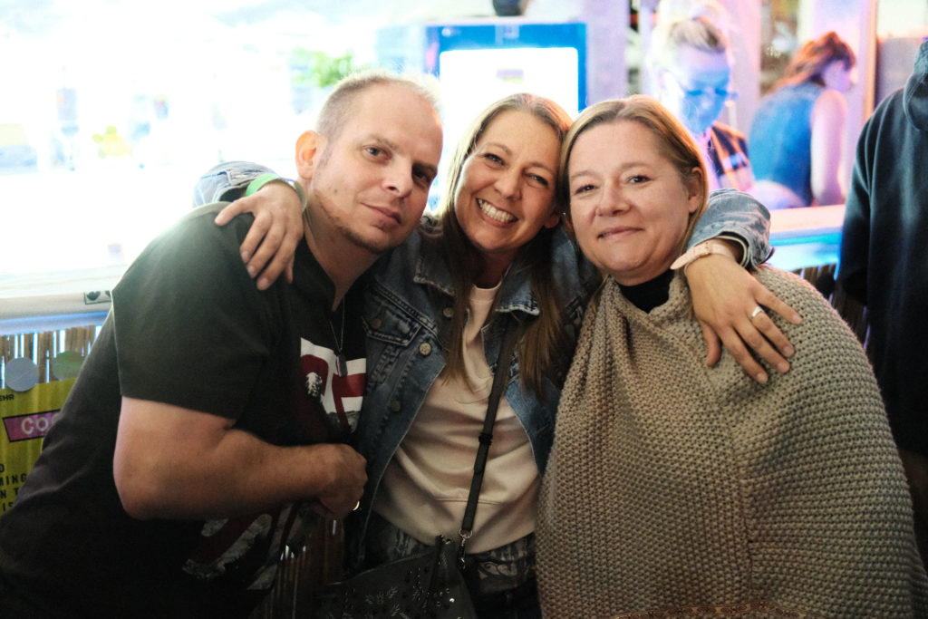 Feuerwehr Zettling bei der 90er-Party 2025 – Gäste, Musik von Robert Eberhardt, Bar, Tombola und ausgelassene Stimmung beim Festgelände in Premstätten