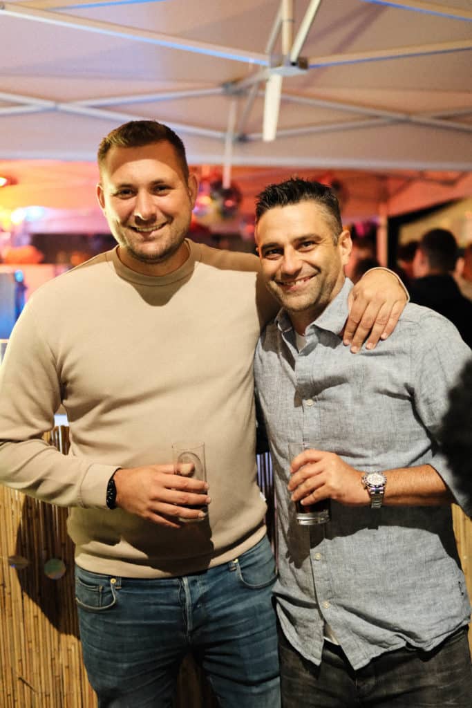 Feuerwehr Zettling bei der 90er-Party 2025 – Gäste, Musik von Robert Eberhardt, Bar, Tombola und ausgelassene Stimmung beim Festgelände in Premstätten