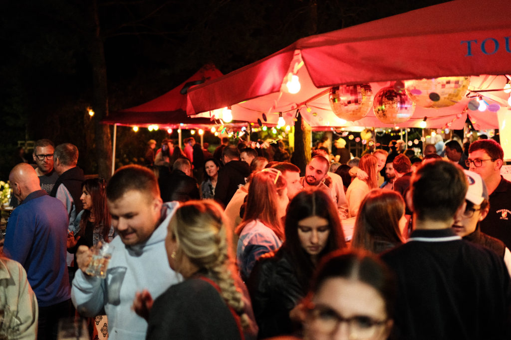 Feuerwehr Zettling bei der 90er-Party 2025 – Gäste, Musik von Robert Eberhardt, Bar, Tombola und ausgelassene Stimmung beim Festgelände in Premstätten