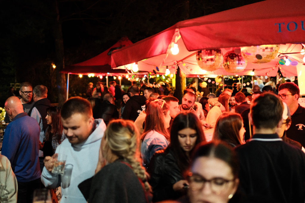 Feuerwehr Zettling bei der 90er-Party 2025 – Gäste, Musik von Robert Eberhardt, Bar, Tombola und ausgelassene Stimmung beim Festgelände in Premstätten