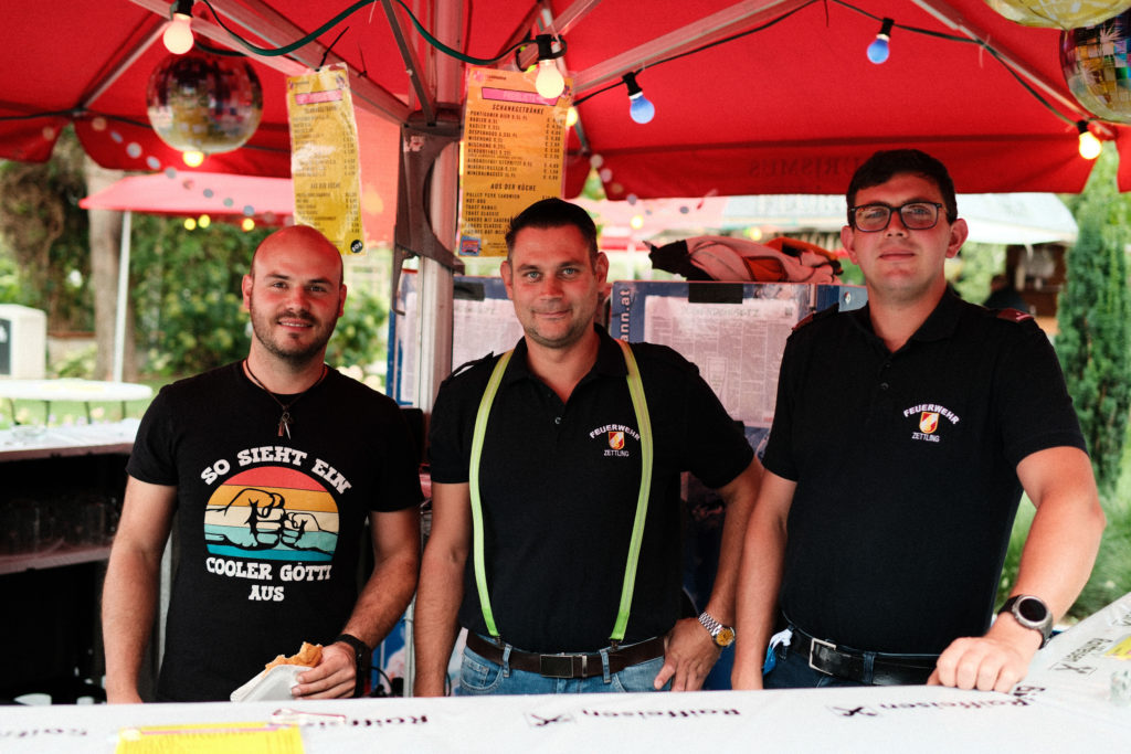 Feuerwehr Zettling bei der 90er-Party 2025 – Gäste, Musik von Robert Eberhardt, Bar, Tombola und ausgelassene Stimmung beim Festgelände in Premstätten