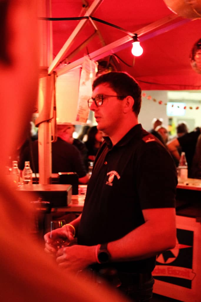 Feuerwehr Zettling bei der 90er-Party 2025 – Gäste, Musik von Robert Eberhardt, Bar, Tombola und ausgelassene Stimmung beim Festgelände in Premstätten