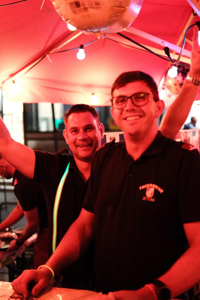 Feuerwehr Zettling bei der 90er-Party 2025 – Gäste, Musik von Robert Eberhardt, Bar, Tombola und ausgelassene Stimmung beim Festgelände in Premstätten