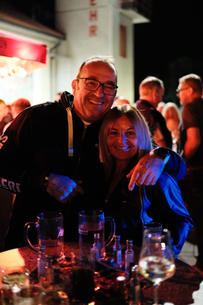 Feuerwehr Zettling bei der 90er-Party 2025 – Gäste, Musik von Robert Eberhardt, Bar, Tombola und ausgelassene Stimmung beim Festgelände in Premstätten