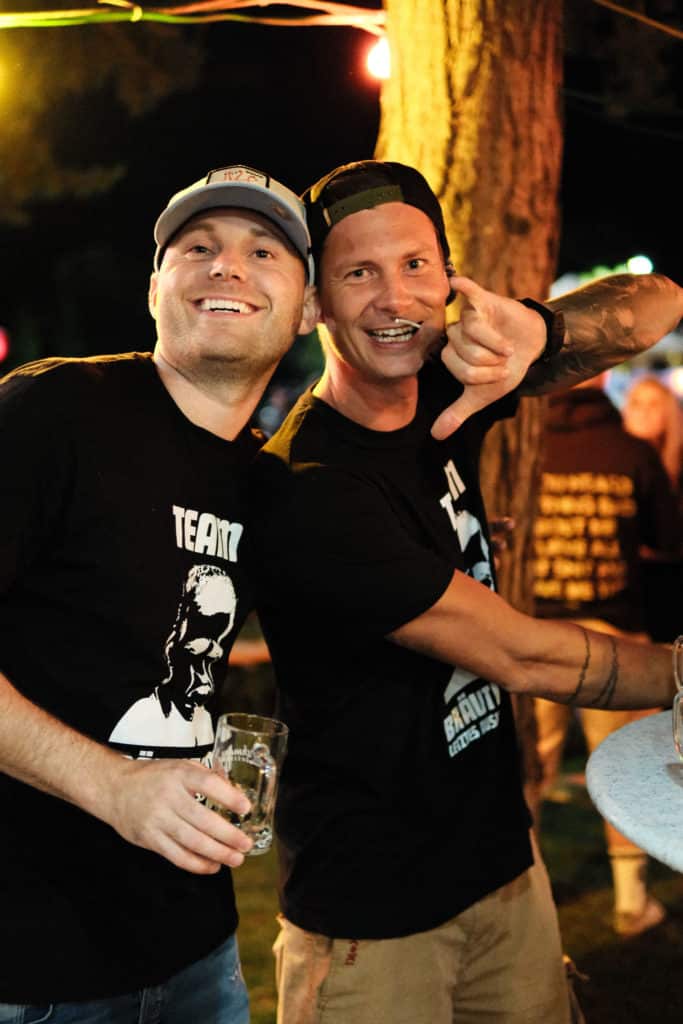 Feuerwehr Zettling bei der 90er-Party 2025 – Gäste, Musik von Robert Eberhardt, Bar, Tombola und ausgelassene Stimmung beim Festgelände in Premstätten