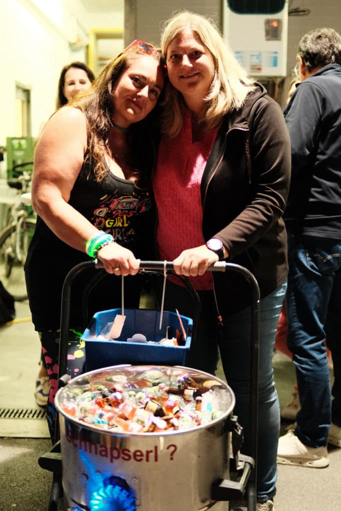 Feuerwehr Zettling bei der 90er-Party 2025 – Gäste, Musik von Robert Eberhardt, Bar, Tombola und ausgelassene Stimmung beim Festgelände in Premstätten