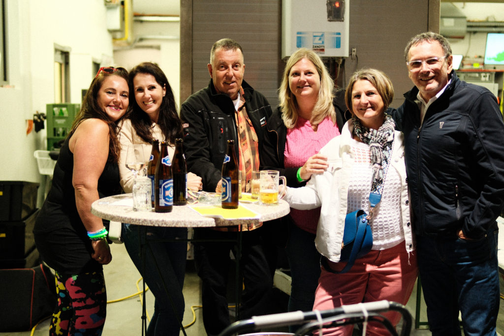 Feuerwehr Zettling bei der 90er-Party 2025 – Gäste, Musik von Robert Eberhardt, Bar, Tombola und ausgelassene Stimmung beim Festgelände in Premstätten