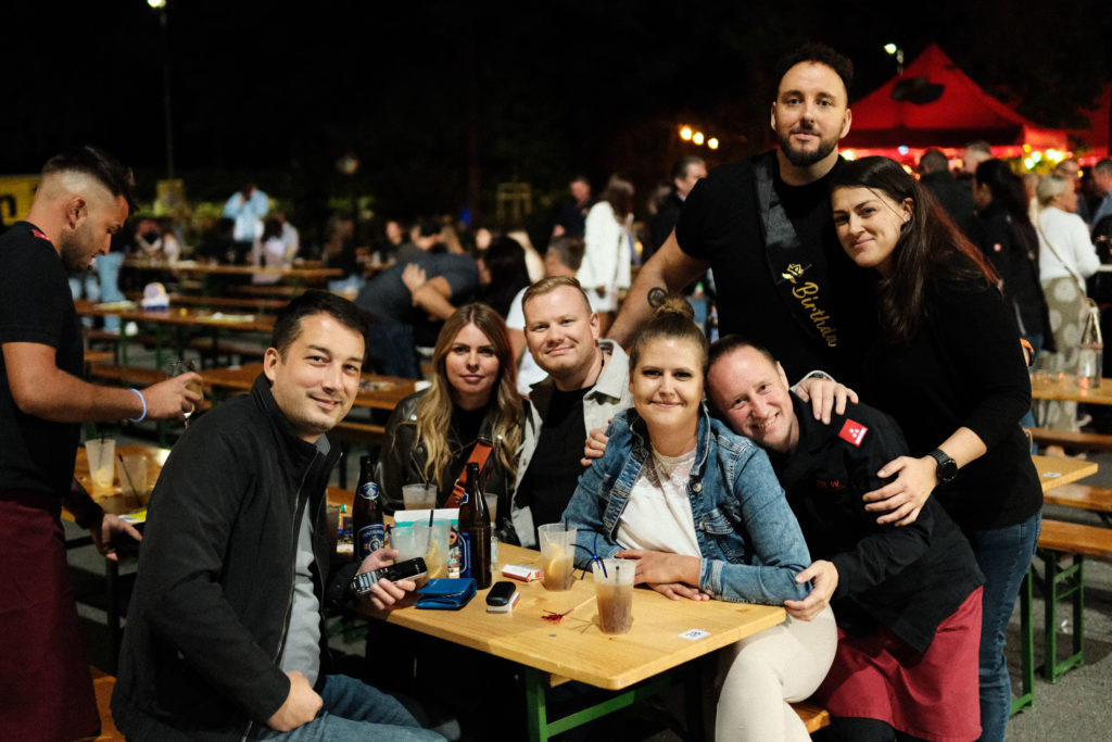 Feuerwehr Zettling bei der 90er-Party 2025 – Gäste, Musik von Robert Eberhardt, Bar, Tombola und ausgelassene Stimmung beim Festgelände in Premstätten