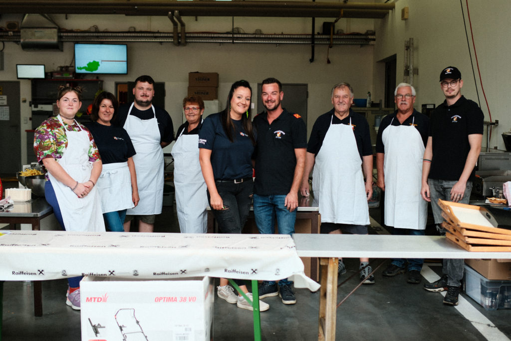 Feuerwehr Zettling bei der 90er-Party 2025 – Gäste, Musik von Robert Eberhardt, Bar, Tombola und ausgelassene Stimmung beim Festgelände in Premstätten