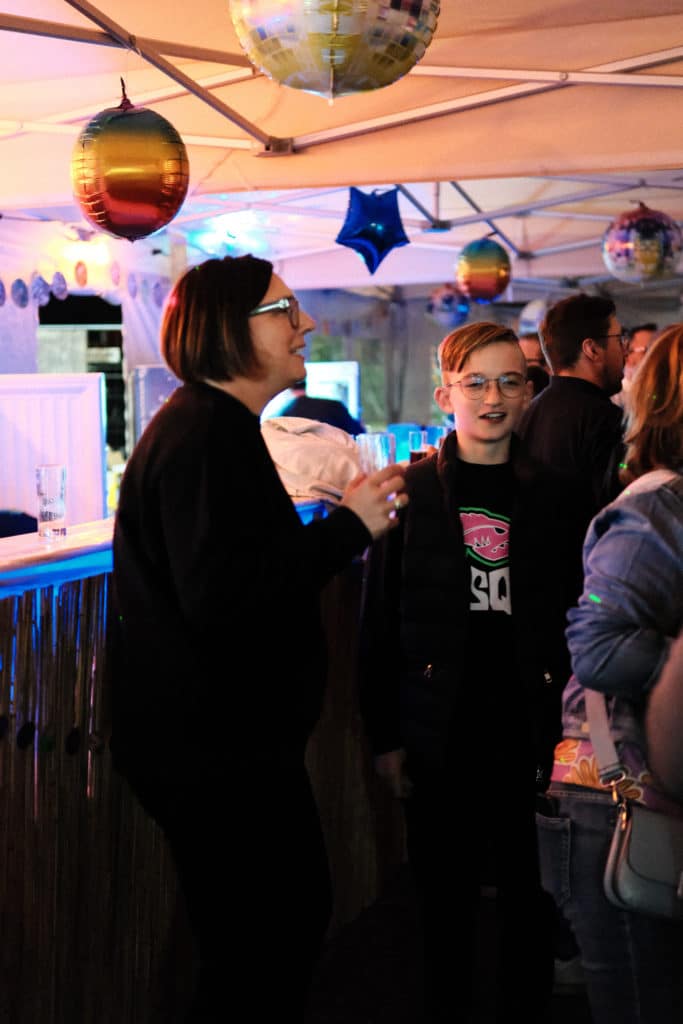 Feuerwehr Zettling bei der 90er-Party 2025 – Gäste, Musik von Robert Eberhardt, Bar, Tombola und ausgelassene Stimmung beim Festgelände in Premstätten