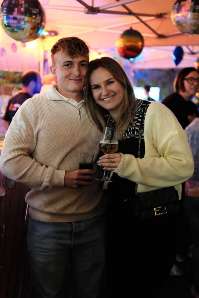 Feuerwehr Zettling bei der 90er-Party 2025 – Gäste, Musik von Robert Eberhardt, Bar, Tombola und ausgelassene Stimmung beim Festgelände in Premstätten