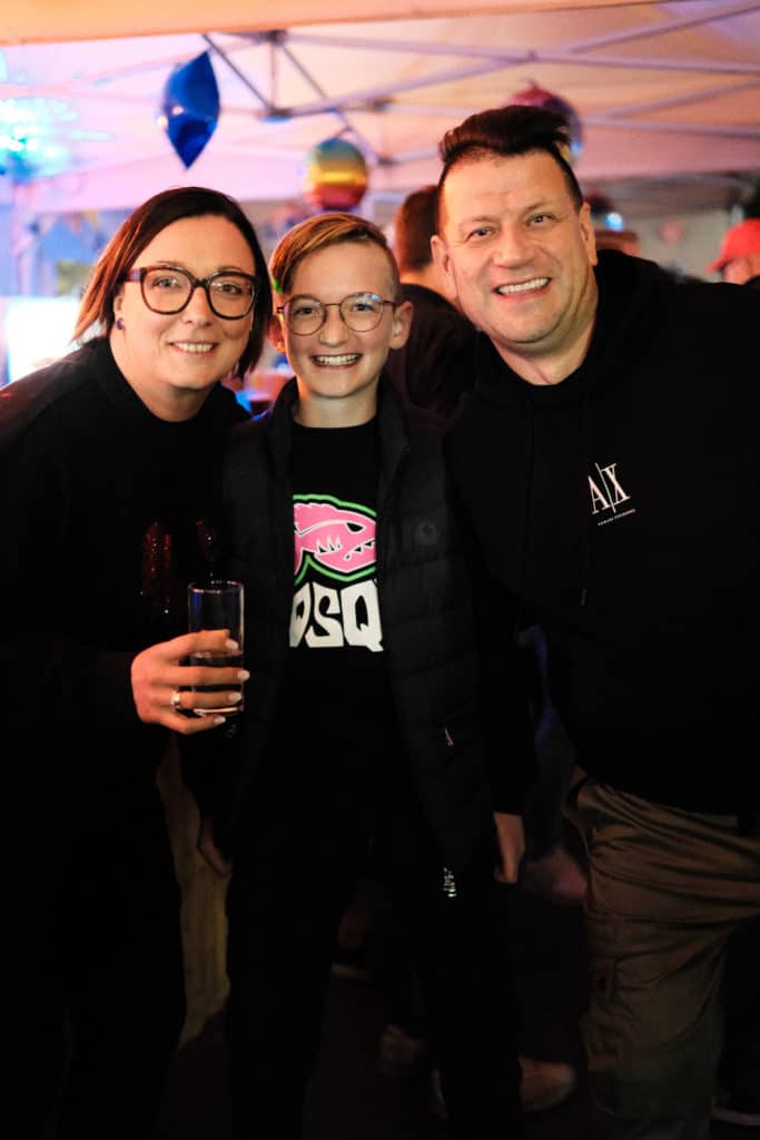 Feuerwehr Zettling bei der 90er-Party 2025 – Gäste, Musik von Robert Eberhardt, Bar, Tombola und ausgelassene Stimmung beim Festgelände in Premstätten