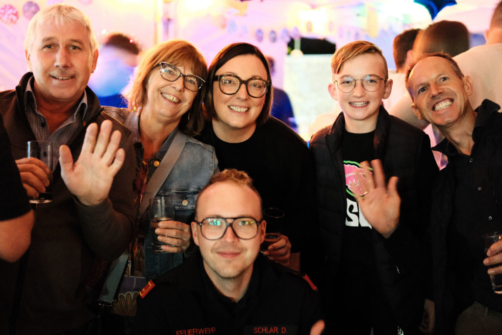 Feuerwehr Zettling bei der 90er-Party 2025 – Gäste, Musik von Robert Eberhardt, Bar, Tombola und ausgelassene Stimmung beim Festgelände in Premstätten