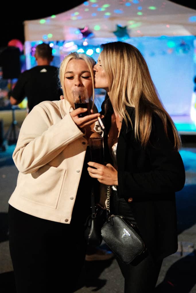 Feuerwehr Zettling bei der 90er-Party 2025 – Gäste, Musik von Robert Eberhardt, Bar, Tombola und ausgelassene Stimmung beim Festgelände in Premstätten