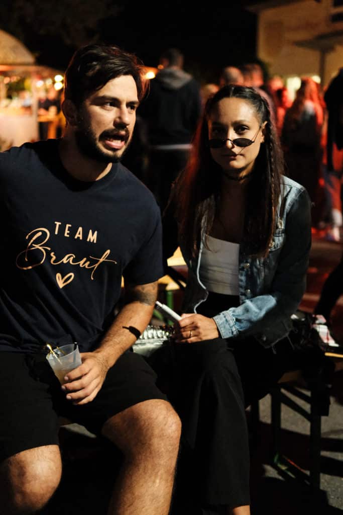 Feuerwehr Zettling bei der 90er-Party 2025 – Gäste, Musik von Robert Eberhardt, Bar, Tombola und ausgelassene Stimmung beim Festgelände in Premstätten