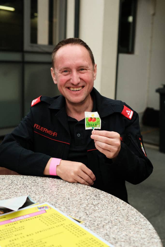 Feuerwehr Zettling bei der 90er-Party 2025 – Gäste, Musik von Robert Eberhardt, Bar, Tombola und ausgelassene Stimmung beim Festgelände in Premstätten