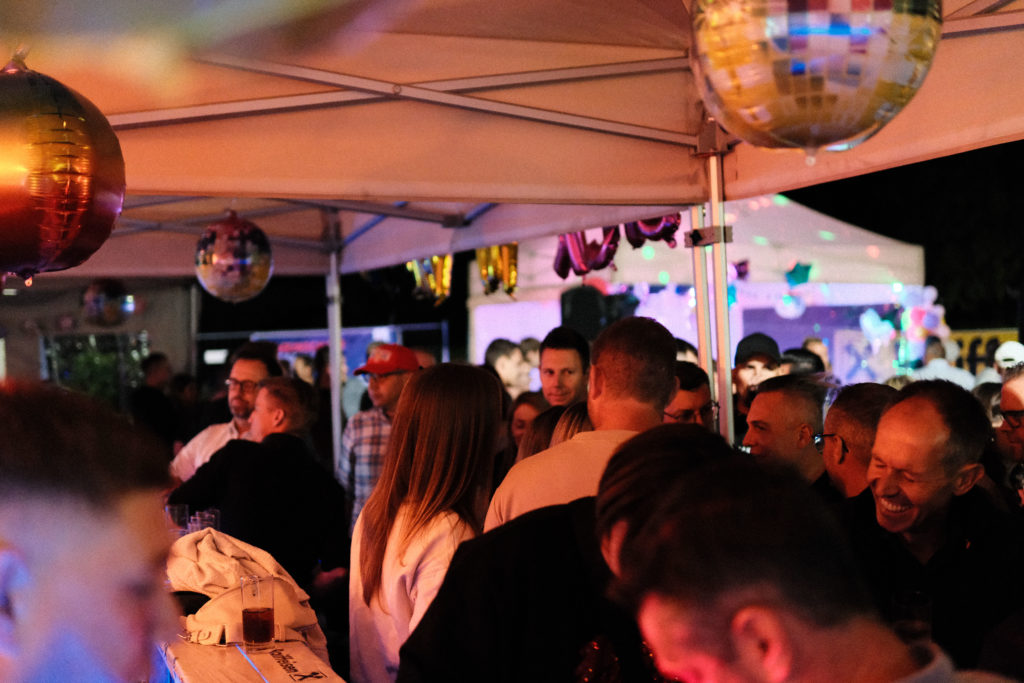 Feuerwehr Zettling bei der 90er-Party 2025 – Gäste, Musik von Robert Eberhardt, Bar, Tombola und ausgelassene Stimmung beim Festgelände in Premstätten