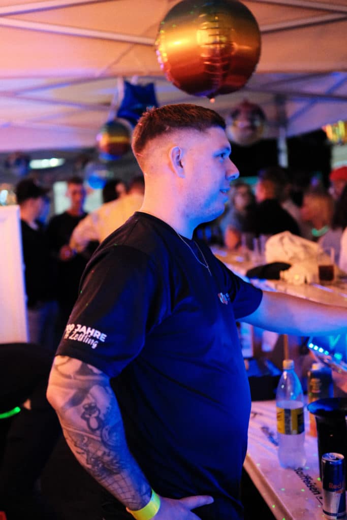 Feuerwehr Zettling bei der 90er-Party 2025 – Gäste, Musik von Robert Eberhardt, Bar, Tombola und ausgelassene Stimmung beim Festgelände in Premstätten