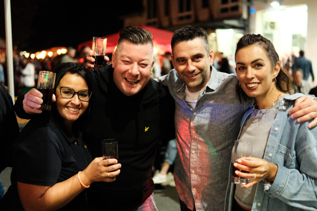 Feuerwehr Zettling bei der 90er-Party 2025 – Gäste, Musik von Robert Eberhardt, Bar, Tombola und ausgelassene Stimmung beim Festgelände in Premstätten
