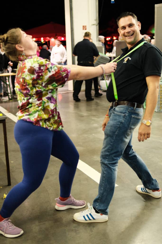 Feuerwehr Zettling bei der 90er-Party 2025 – Gäste, Musik von Robert Eberhardt, Bar, Tombola und ausgelassene Stimmung beim Festgelände in Premstätten