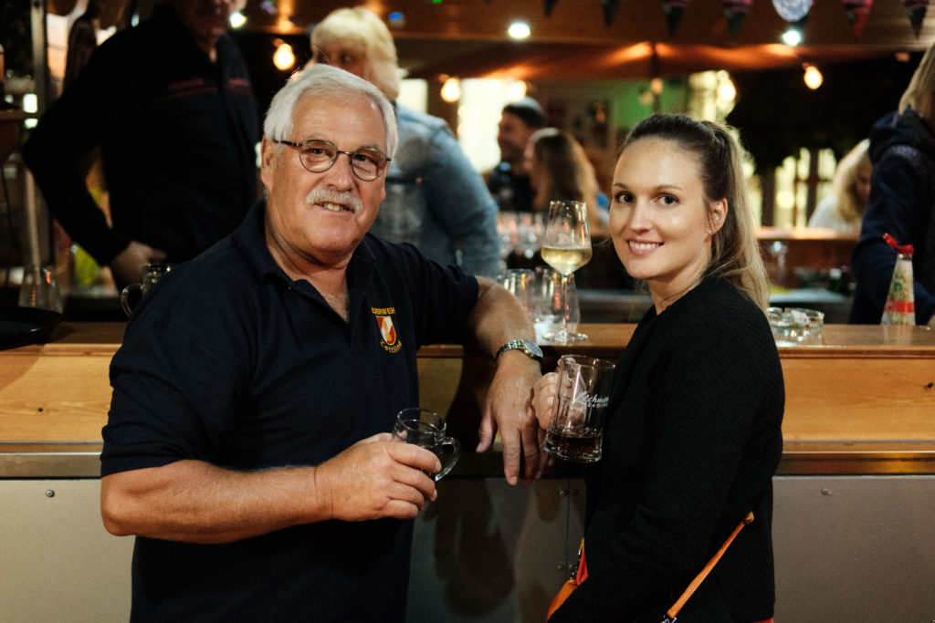 Feuerwehr Zettling bei der 90er-Party 2025 – Gäste, Musik von Robert Eberhardt, Bar, Tombola und ausgelassene Stimmung beim Festgelände in Premstätten