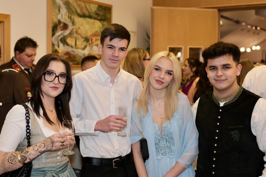 Feuer & Flamme – Eindrücke vom Ball der Freiwilligen Feuerwehr Zettling im Festsaal mit Musik, Tanz und ausgelassener Stimmung