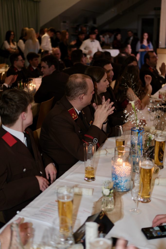 Feuer & Flamme – Eindrücke vom Ball der Freiwilligen Feuerwehr Zettling im Festsaal mit Musik, Tanz und ausgelassener Stimmung