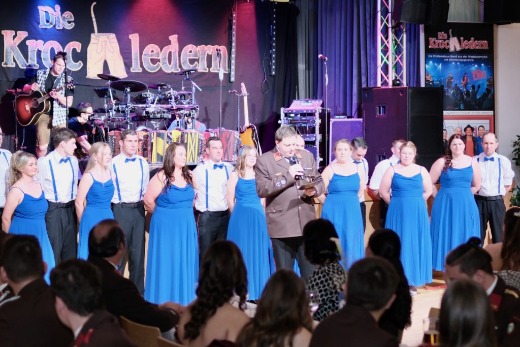 Eröffnungspolonaise beim Feuerwehrball Feuer und Flamme