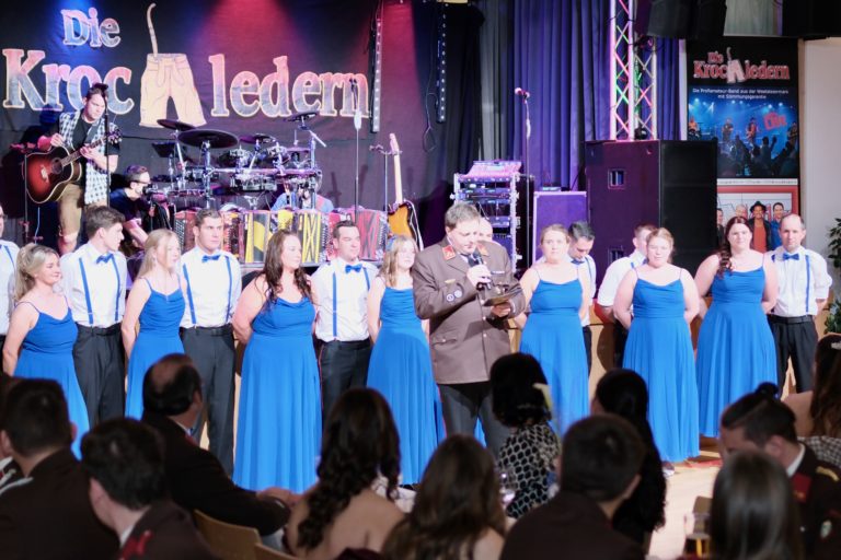 Eröffnungspolonaise beim Feuerwehrball Feuer und Flamme