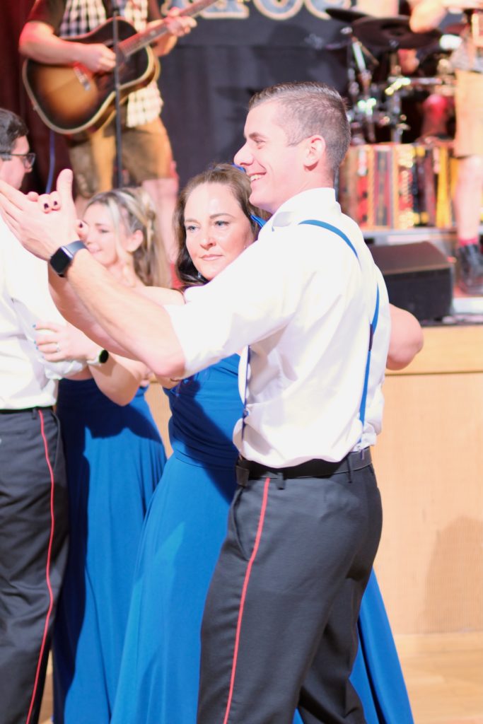 Feuer & Flamme – Eindrücke vom Ball der Freiwilligen Feuerwehr Zettling im Festsaal mit Musik, Tanz und ausgelassener Stimmung